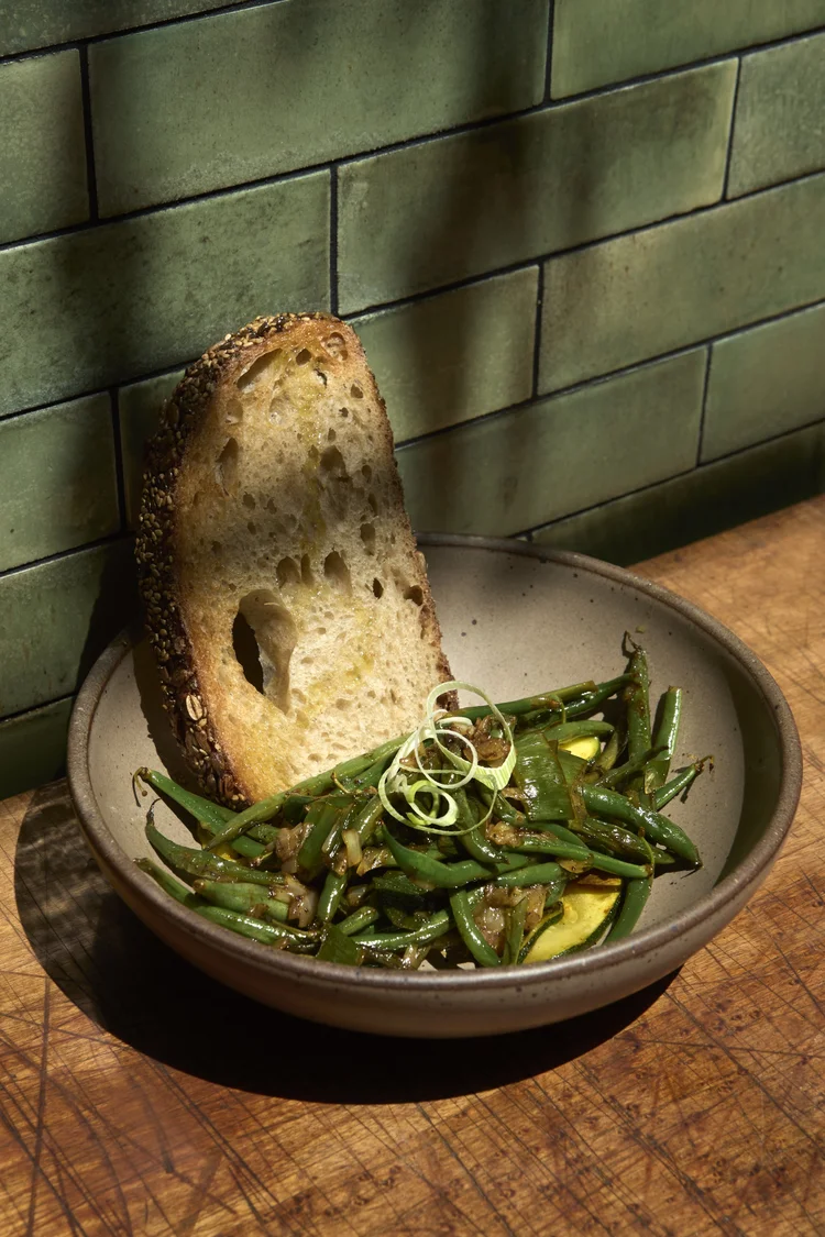 Green beans with toasted bread